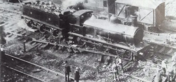 Chesterfield rail crash. In the hours of a foggy morning in September 1906, (1) - Alan Taylor