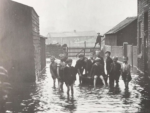 Flood at Stonegravels, Chesterfield, 27th July 1912  - Alan Taylor