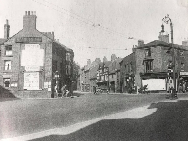 Holywell Cross in 1935, showing The Blue Bell Inn at the corner of Cavendish Street and Saltergate - Alan Taylor - Alan Taylor