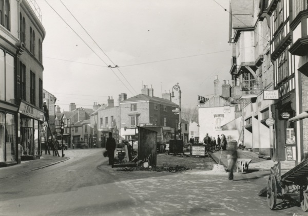 Holywell Street showing the Volunteer Inn. Possibly 1930s - Chesterfield Museum