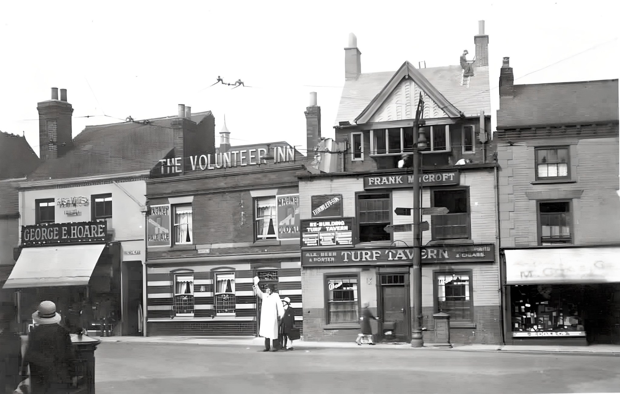 The Volunteer Inn and Turf Tavern, Holywell Street. 1910.