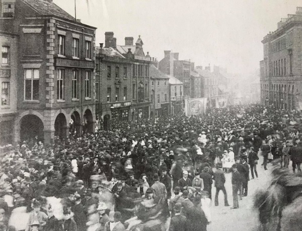 A public gathering, possibly a miners gala at the turn of the twentieth century, taking place along Low Pavement and the Market Place. around1903. - Aln Taylor