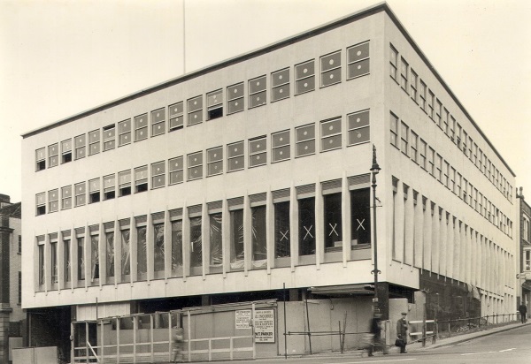 Natwest Bank 1930s on the corner of High Street and Glumangate, before its reconstruction in 1969. - Chesterfield Museum