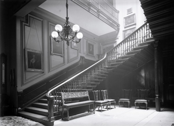 Entrance_and_hallway_Sutton_Scarsdale_Hall_1919