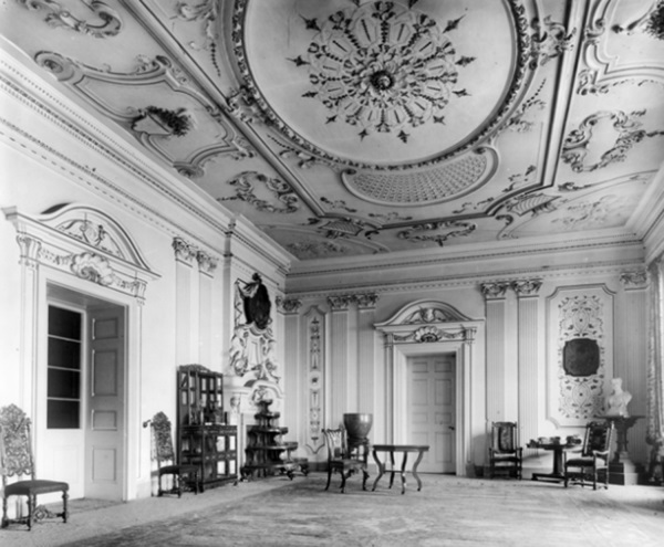 Entrance_hall_Sutton_Scarsdale_Hall_1919