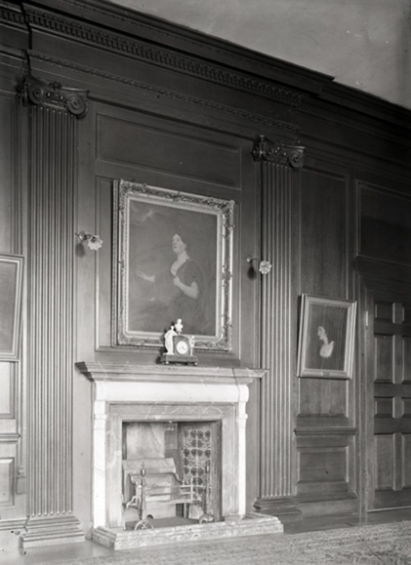 Oak_room_at_Sutton_Scarsdale_Hall_1919_showing_portrait_of_Mrs_Robert_Arkwright