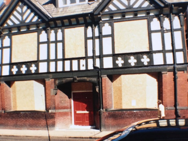 Lion Inn, Vicar Lane, closed about 1989. - Alan Taylor