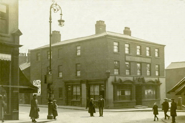 The Commercial Hotel on the corner of Vicar Lane and South Street 1925.  - Paul Greenroad