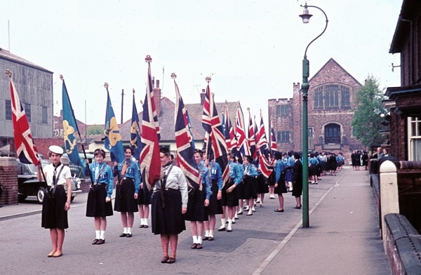 1963 Guides walking marching up knifesmithgate. - Domenico Diiorio