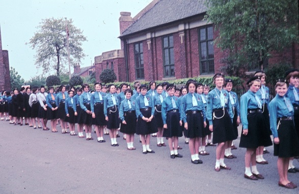 1963 Guides walking marching up knifesmithgate. - Domenico Diiorio