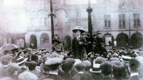 Suffragettes meeting, Market Place - 1910 - Chesterfield Museum